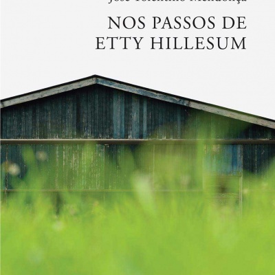 Capa de livro com texto e imagem de construção de madeira e vegetação