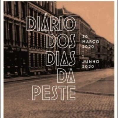 Capa de livro 'Diário dos Dias da Peste' com fotografia antiga de rua e texto em branco