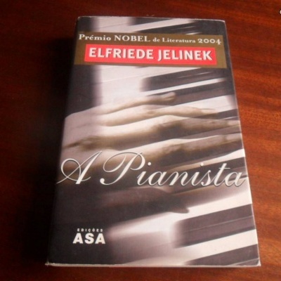 Livro 'A Pianista' de Elfriede Jelinek com capa ilustrada com teclas de piano.