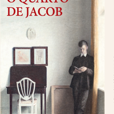 Capa de livro com título e autor, homem lendo junto a janela, cadeira branca e mesa com quadros