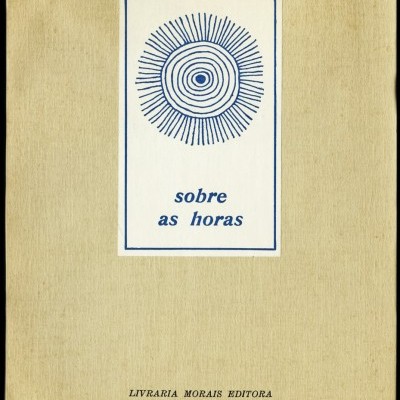 Livro 'sobre as horas' de Fernando Echevarria com capa amarela e selo gráfico azul