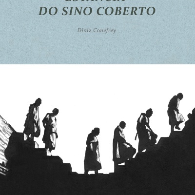Capa do livro ESTÂNCIA DO SINO COBERTO com figuras em silhueta descendo por uma estrutura inclinada e título em azul claro
