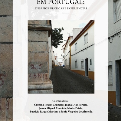 Capa de livro com imagem de rua portuguesa e texto em português sobre história pública em Portugal