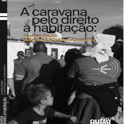 Grupo de pessoas com t-shirts em área urbana, céu nublado