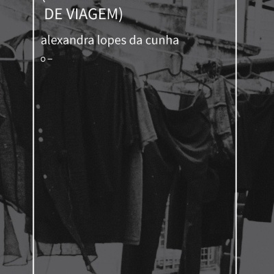 Roupas penduradas em corda com texto 'TRANSITÓRIOS (OU CADERNOS DE VIAGEM) alexandra lopes da cunha'