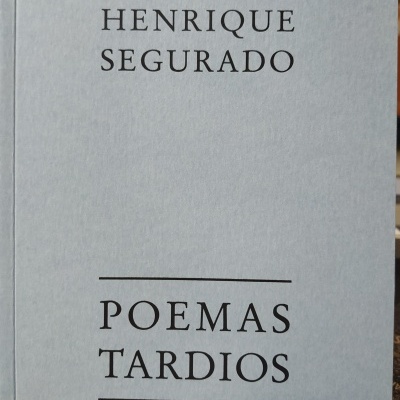 Capa de livro cinza com texto preto Henrique Segurado Poemas Tardios