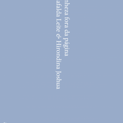 Fundo azul claro com texto branco vertical