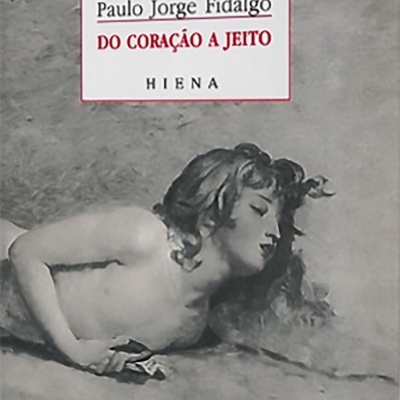 Capa de livro com ilustração de mulher deitada em tons de cinzento e texto com título e autor.
