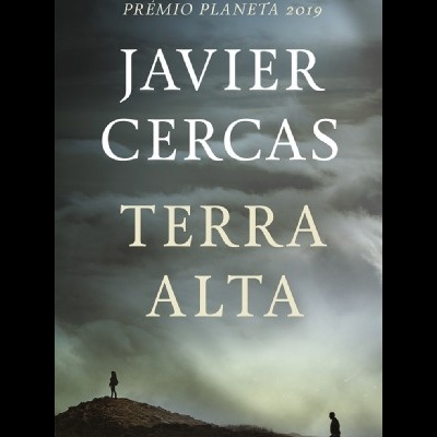 Capa do livro Terra Alta de Javier Cercas com céu nublado e silhuetas em colinas