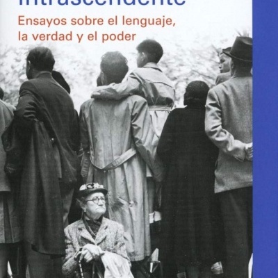 Capa de livro com título e fotografia a preto e branco de pessoas visto de costas e mulher sentada