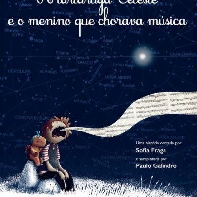 Capa de livro infantil com título, criança a vomitar notas musicais sob o céu estrelado