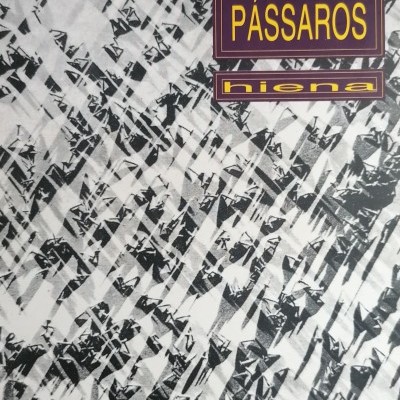 Capa com padrão preto e branco e texto 'Saint-John Perse PÁSSAROS' e 'hiena'.