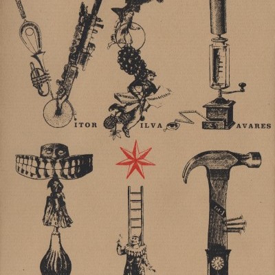 Desenho antigo de instrumentos musicais e objetos variados em fundo castanho