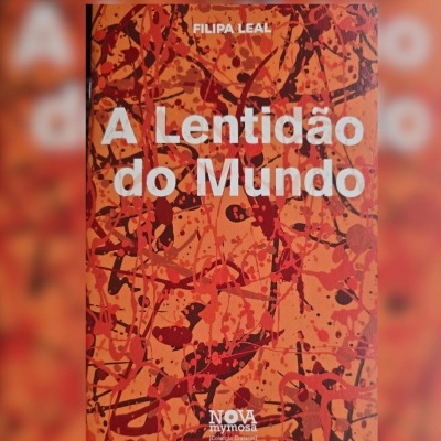 Capa de livro A Lentidão do Mundo com padrão abstrato em tons de laranja e vermelho