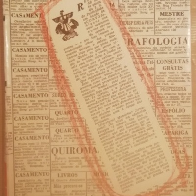 Página de jornal antigo com anúncios e texto destacado com borda vermelha