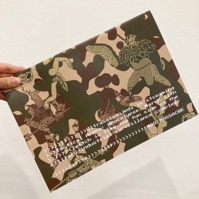 pastilha camuflada com texto branco e desenhos estilizados