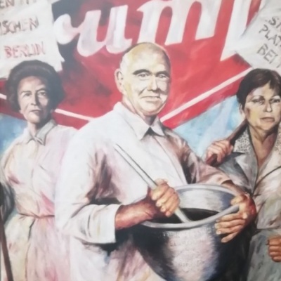 Capa do livro com pintura de três pessoas e texto 'LACA DA CHOCOLATIER'.