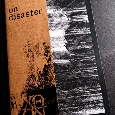 Folhetos ou capas gráficos com texto 'on disaster' e padrão abstrato em preto e branco.