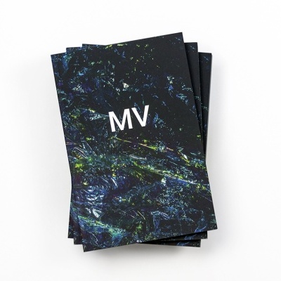 Cartões de visita com padrão abstrato azul e verde e letras MV brancas