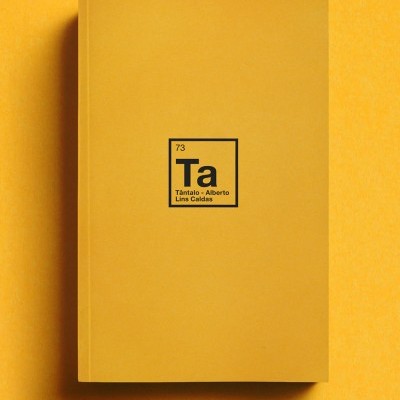 Livro amarelo mostarda com texto preto '73 Ta Tântalo - Alberto Lins Caldas'