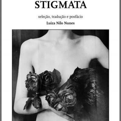 Capa de livro em preto e branco com título STIGMATA e imagem de figura humana com rosas e corvo