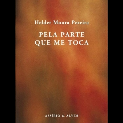 Capa do livro 'Pela Parte Que Me Toca' de Helder Moura Pereira com fundo alaranjado
