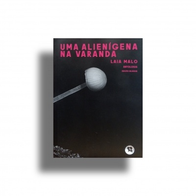 Capa preta de livro com título em rosa e uma imagem de candeeiro branco
