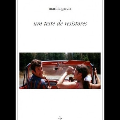 Capa de livro com texto e foto central de duas pessoas num carro vermelho conversível