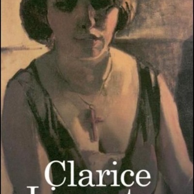 Capa de livro A Paixão segundo G. H. de Clarice Lispector com pintura de mulher de vestido preto e colar com crucifixo.