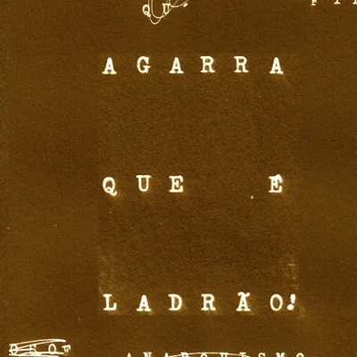 Papel pardo com texto branco e marcas à mão