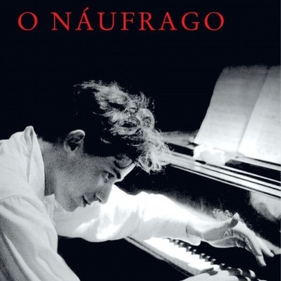 Capa de livro O NÁUFRAGO de Thomas Bernhard com imagem de homem tocando piano em preto e branco