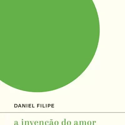 Capa do livro 'a invenção do amor e outros poemas' de Daniel Filipe com círculo verde e texto em fundo branco