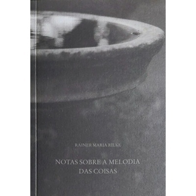 Capa de livro cinzenta com imagem de vaso e texto em branco