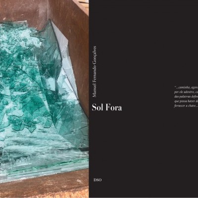 Pedaços de vidro verde partidos dentro de caixa de madeira ao lado texto em fundo preto com as palavras Sol Fora e DISCO.