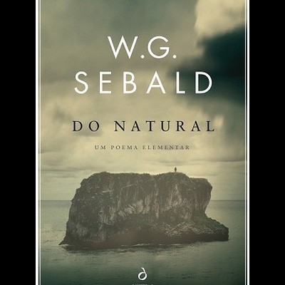 Capa de livro com rocha no mar e texto do título e autor