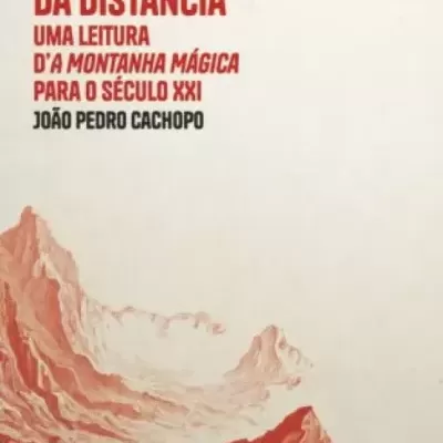 Capa do livro O Escândalo da Distância de João Pedro Cachopo com montanhas vermelhas e texto em vermelho e preto