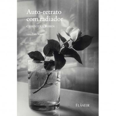 Capa de livro com um vaso de vidro contendo um ramo de flor branca em água.