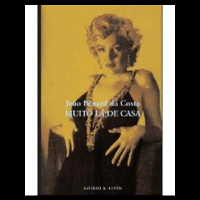 Capa de livro com mulher loira em vestido preto com lantejoulas douradas e texto branco