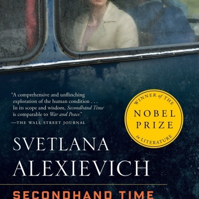 Capa do livro 'Secondhand Time' de Svetlana Alexievich com fotografia de mulher na janela de autocarro