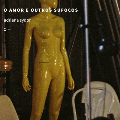 Manequim amarelo brilhante com texto ao lado em ambiente interno