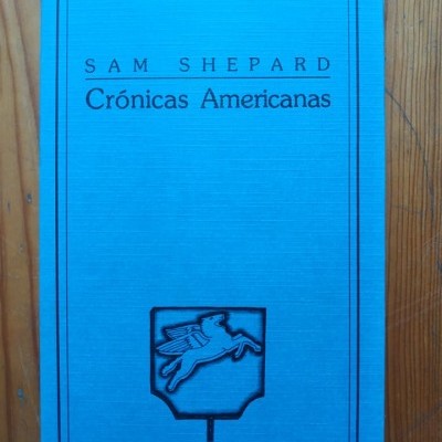 Capa de livro azul com título Crónicas Americanas de Sam Shepard