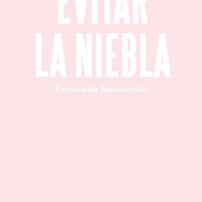 Capa de livro rosa claro com texto branco 'EVITAR LA NIEBLA' e autor Fernando Sanmartin