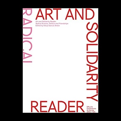 Capa de livro branco com texto vermelho 'ART AND SOLIDARITY READER'
