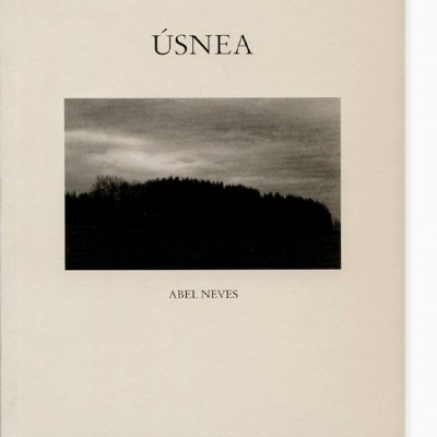 capa de livro branco com título ÚSNEA e fotografia a preto e branco de paisagem