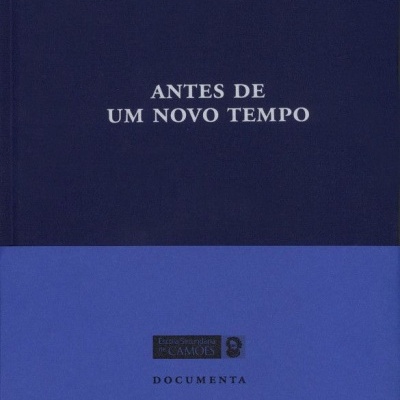 Capa de livro azul com texto 'ANTES DE UM NOVO TEMPO' e selo 'CAMÕES'.