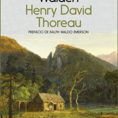 Capa de livro 'Walden' de Henry David Thoreau com imagem de cabana em paisagem natural.