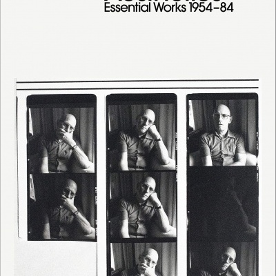 Capa de livro com título e fotografias em preto e branco de um homem sentando e apoiando o rosto na mão.