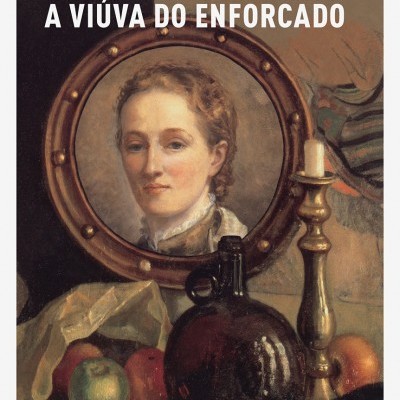 Capa do livro A VIÚVA DO ENFORCADO com retrato de mulher, candeeiro dourado, garrafa e frutas.
