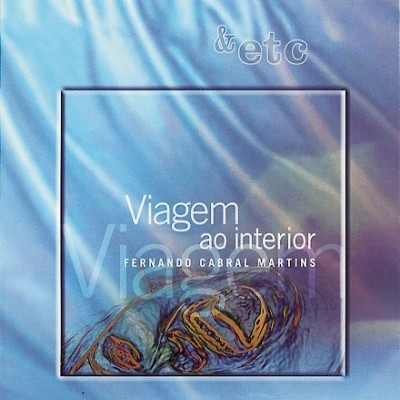 Capa de livro azul com texto e imagem abstrata central