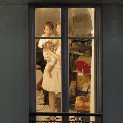 Capa do livro Canção doce com mulher e criança vistos por uma janela com moldura azul e grade preta.